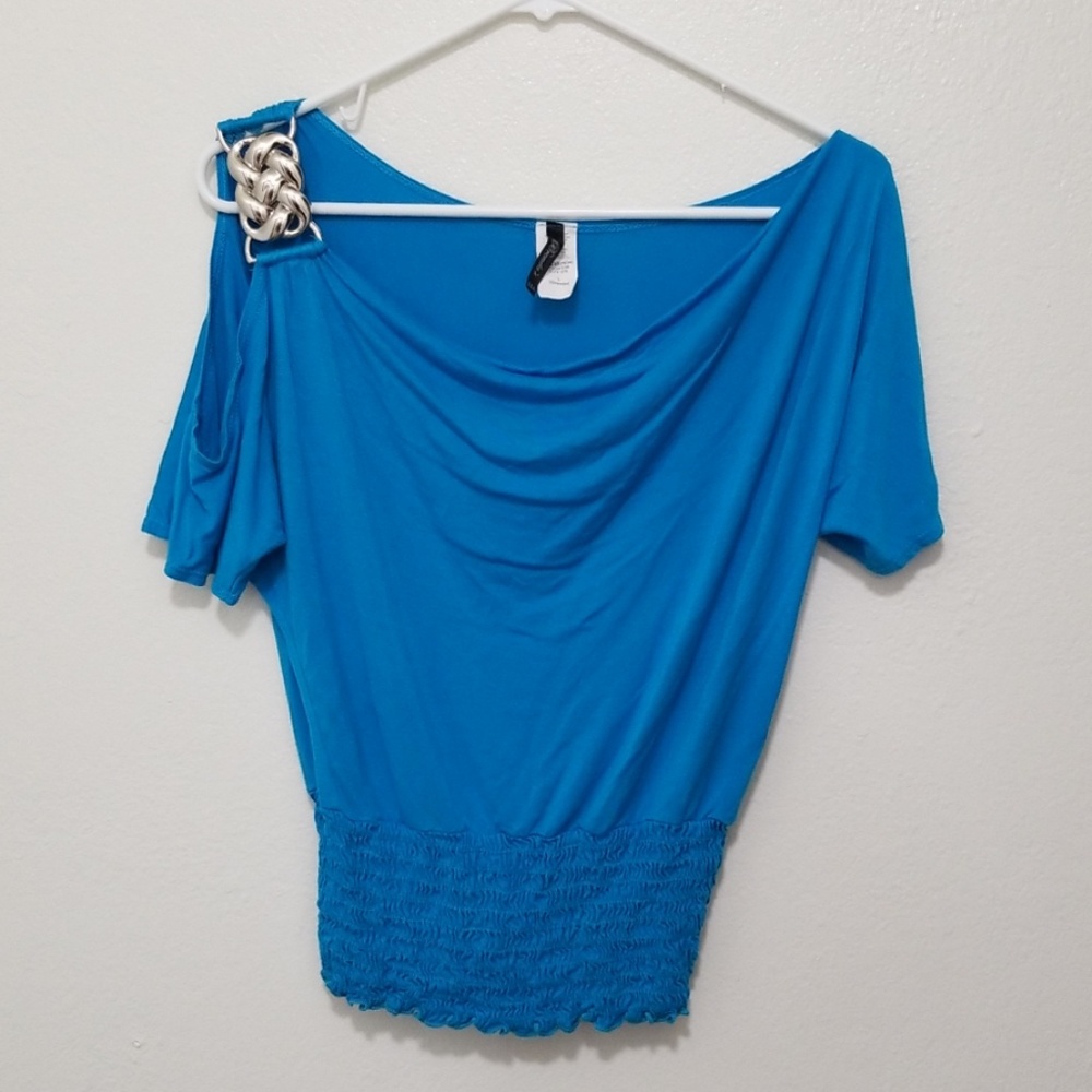 Brenda's peek-a-boo shoulder top - Picture 2 of 10